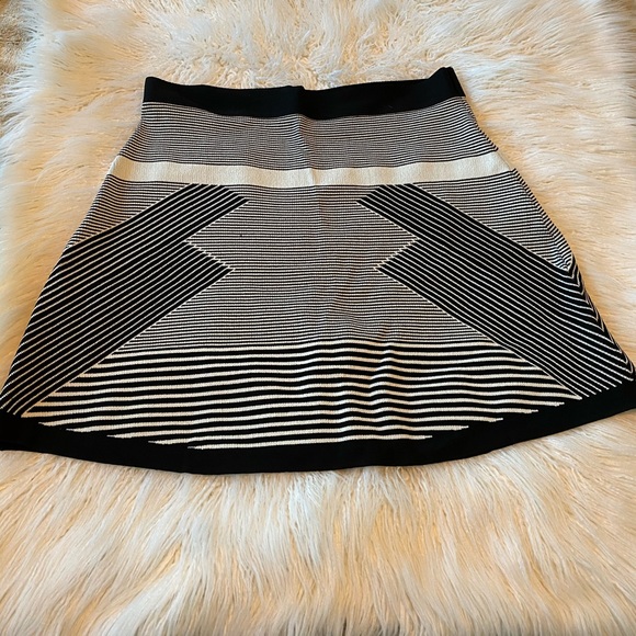 Olive & Oak black and white geo pattern mini skirt - Picture 2 of 7
